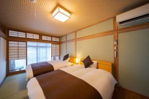 Habitación con 2 camas y ventana en Osugi no Yado - Vacation STAY 43977v, en Yufu
