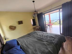 um quarto com uma cama e uma porta de vidro deslizante em Sairee View Resort em Ko Tao