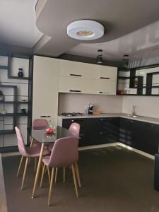 Kuchyň nebo kuchyňský kout v ubytování CosHOME - apartament