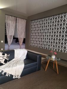 - une chambre avec un lit, un canapé et une table dans l'établissement CosHOME - apartament, à Chişinău