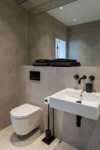 een badkamer met een witte wastafel en een toilet bij Amazing Seaview - 2 bedroom, 2 bathroom in St. Leonards