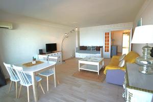 un soggiorno con tavolo e divano di Apartment Seaside a Cannes