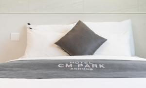 CM Park Hotel客房内的一张或多张床位