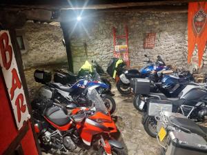 un grupo de motocicletas estacionadas en un garaje en Hotel Moto-Rural "VEGALION", en Las Salas