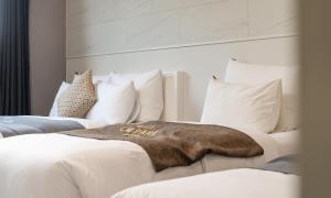 CM Park Hotel客房内的一张或多张床位