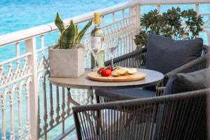 Balkón nebo terasa v ubytování Mare Nostrum Seafront Apartment, by ZanteWize