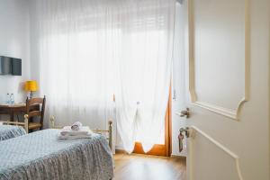 1 dormitorio con 2 camas y ventana en Lucignolo en Fucecchio