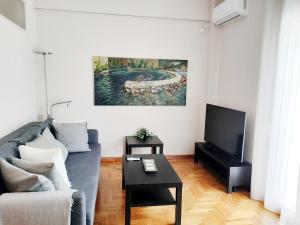 A seating area at Koukaki cozy apartment 5 minutes to metro