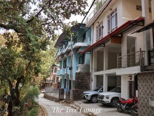 a car parked in front of a building at The Tree Lounge in Bhīm Tāl
