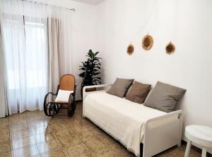 ein Schlafzimmer mit einem Bett, einem Tisch und einem Stuhl in der Unterkunft Private house in Locorotondo - Puglia - Italy in Locorotondo