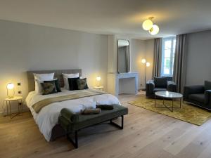 1 dormitorio con 1 cama grande y sala de estar en La Pavoyère en Mormoiron