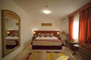 Postel nebo postele na pokoji v ubytování Petra Plaza Hotel