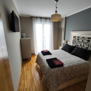 Un dormitorio con una cama con dos almohadas encima. en Piso céntrico en Viveiro con aparcamiento, en Viveiro