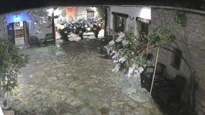 Un grupo de policías de pie en un callejón en Hotel Moto-Rural "VEGALION", en Las Salas