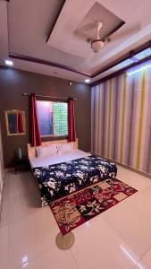 ウッジャインにあるSundaram Dream Homestayのベッドとカーテンのついた窓のある寝室