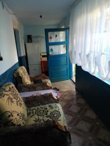 a room with three beds and a blue door at Casa la tara Lucia in Eibenthal
