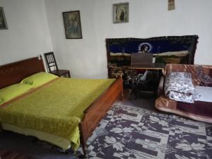 a bedroom with a bed and a desk with a laptop at Casa la tara Lucia in Eibenthal