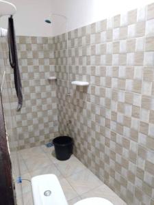 een badkamer met een douche en een toilet. bij Appartement meublé Pantagruel in Abomey-Calavi
