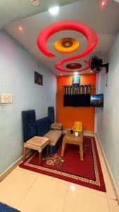 ウッジャインにあるSundaram Dream Homestayのソファとテーブルのあるリビングルーム