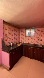ウッジャインにあるSundaram Dream Homestayの空きキッチン(カウンター付)