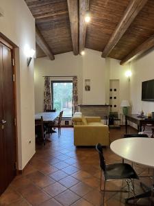 uma sala de estar com um sofá e uma mesa em Holiday House Colle del Mondo em Collecorvino