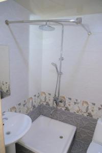 y baño con ducha, lavabo y aseo. en URGANCH Hotel, en Urganch