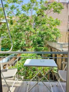 A balcony or terrace at Koukaki cozy apartment 5 minutes to metro