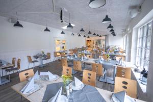 Restaurace v ubytování Hotel Skovpavillonen + 21 fotografií