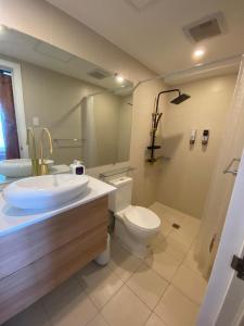 La salle de bains est pourvue d'un lavabo, de toilettes et d'une douche. dans l'établissement Muji Inspired Beach view, à San Fernando