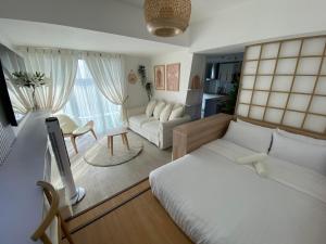 - une chambre avec un lit et un salon dans l'établissement Muji Inspired Beach view, à San Fernando