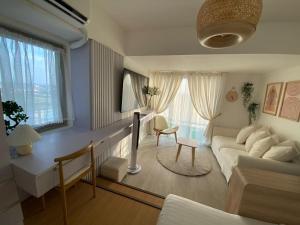 - un salon avec un canapé blanc et une table dans l'établissement Muji Inspired Beach view, à San Fernando