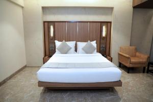 Postel nebo postele na pokoji v ubytování HOTEL ARCHANA RESIDENCY