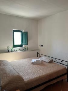 ein Schlafzimmer mit einem Bett mit zwei Handtüchern darauf in der Unterkunft Vista da Re in Aci Castello