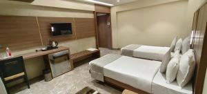 TV a/nebo společenská místnost v ubytování HOTEL ARCHANA RESIDENCY