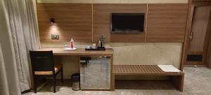 Kuchyň nebo kuchyňský kout v ubytování HOTEL ARCHANA RESIDENCY