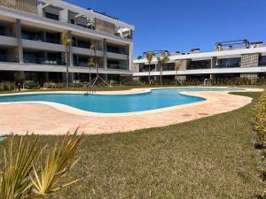 une piscine vide en face d'un bâtiment dans l'établissement MADRESELVA 62.29, à Torre-Pacheco