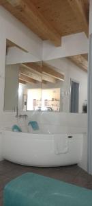 Residenza Cuntin في كارلوفورتي: حمام كبير مع حوض ومرآة