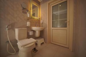 Koupelna v ubytování Petra Plaza Hotel