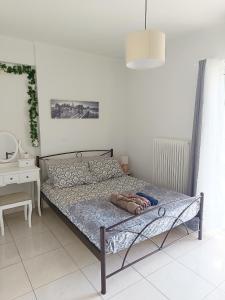 sypialnia z łóżkiem i biurkiem z lampką w obiekcie Demy's apartments w mieście Kardítsa