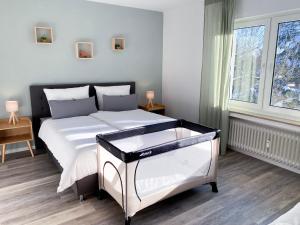 ein Schlafzimmer mit einem großen Bett mit weißer Bettwäsche in der Unterkunft NOVA Blume I Phantasialand I Cologne I Bonn in Brühl