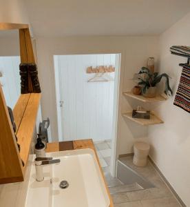 uma casa de banho com uma banheira branca e um lavatório. em Hacienda Hotel em Friedrichshafen