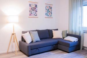 un divano blu in soggiorno con lampada di NOVA Blume I Phantasialand I Cologne I Bonn a Brühl
