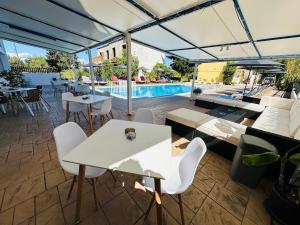 Bazén v ubytování Melitsa corfu hotel nebo v jeho okolí