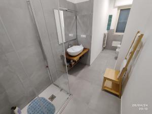bagno con doccia, lavandino e servizi igienici di Seaside Garden 1 ad Alghero Altre 24 foto