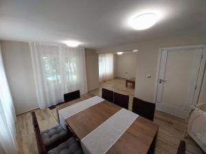 - une salle à manger avec une table et des chaises en bois dans l'établissement Villa Stela Mare, à Sunny Beach