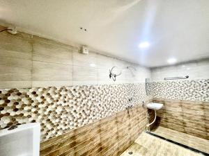 A bathroom at Hotel DEV VILLA GUEST HOUSE ! VARANASI fully-Air-Conditioned hotel at prime location, near Kashi Vishwanath Temple, and Ganga ghat