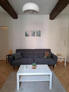 - un salon avec un canapé et une table dans l'établissement T2 Proche du port, zone piétonne, à Toulon