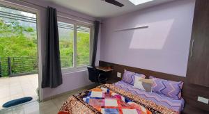 - une chambre avec un lit et une fenêtre dans l'établissement The Chirping Nest, à Dharamsala