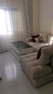 uma sala de estar com dois sofás e uma mesa de centro em Rozina Apartments em Nairobi