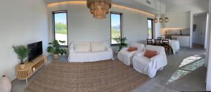 Seating area sa Villa con piscina en Golf Isla Canela Links